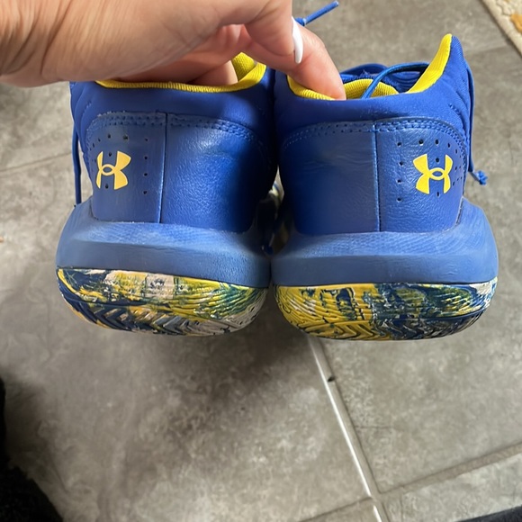 EUC Youth Under armour basketball shoes 6.5Y - Picture 4 of 9